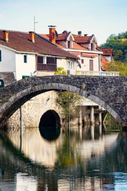 STARI MOST, MONTENEGRO - Ekim 2020: Karadağ 'ın Rijeka Crnojevia nehri üzerindeki eski Köprü (Stari Most) kasabası