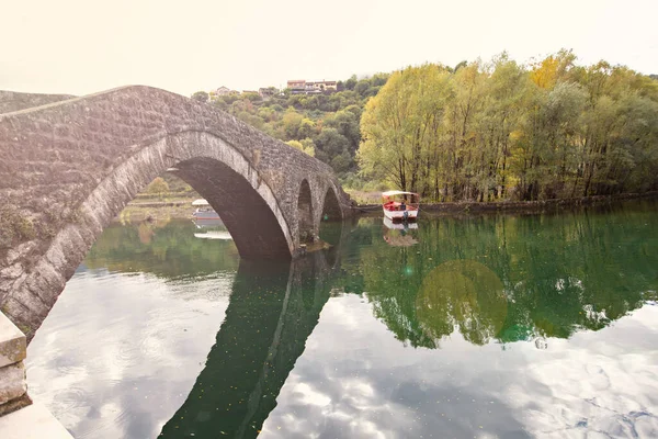 Stari Most モンテネグロ 2020年10月 Stari Most モンテネグロのRijeka Crnojevia川沿いの小さな町 — ストック写真