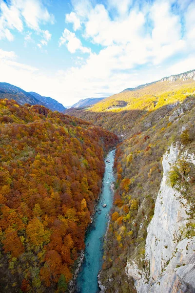 Prachtig Landschap Van Bergen Met Herfst Kleurrijk Gebladerte Turquoise Rivier — Stockfoto
