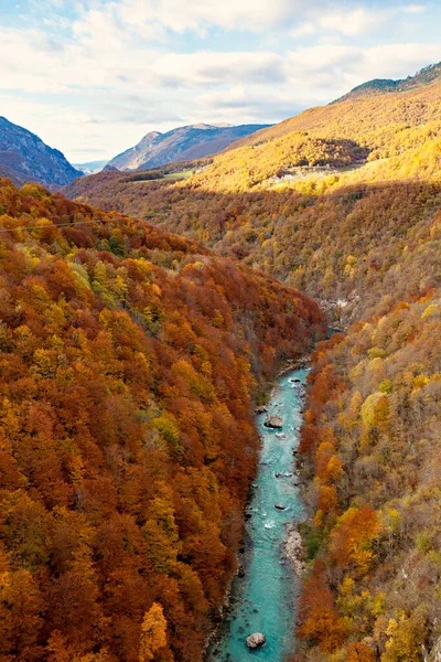 Prachtig Landschap Van Bergen Met Herfst Kleurrijk Gebladerte Turquoise Rivier — Stockfoto
