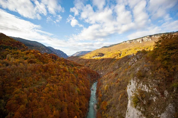 Prachtig Landschap Van Bergen Met Herfst Kleurrijk Gebladerte Turquoise Rivier — Stockfoto