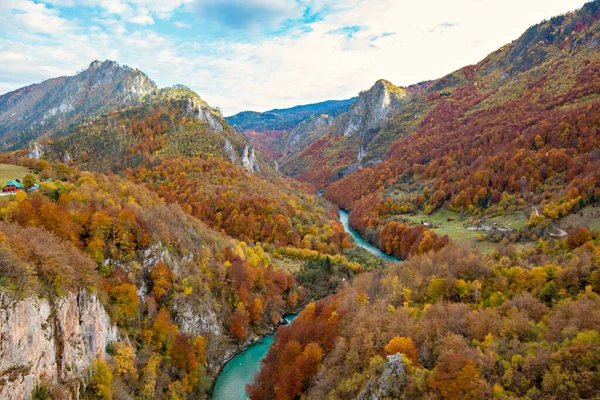 Luchtfoto Van Turquoise Rivier Gesneden Herfst Bergen Bereik — Stockfoto