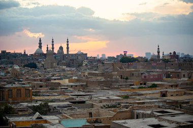 CAIRO, EGYPT - Nisan 2018: Eski Kahire ufuk çizgisi gün batımında, köprüden eski ve Coptic Kairo manzarası, Mısır