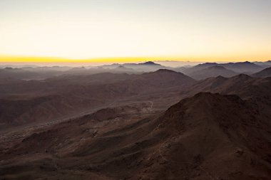 Gün batımında muhteşem dağlar.