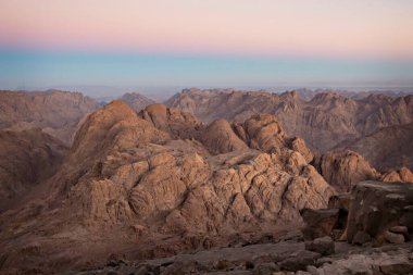 Gün batımında terk edilmiş dağların havadan görünüşü