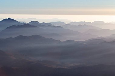 Gün batımında dağların silueti, doğal arka plan.