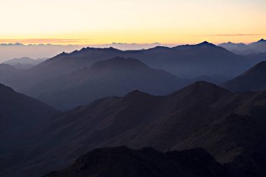Gün batımında muhteşem dağlar.