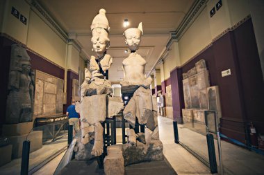 Mısır müzesinin içindeki sergi salonu, Kahire, Mısır