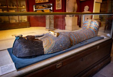 Mısır müzesinin içindeki sergi salonu, Kahire, Mısır