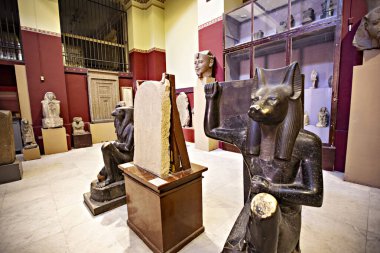 Mısır müzesinin içindeki sergi salonu, Kahire, Mısır