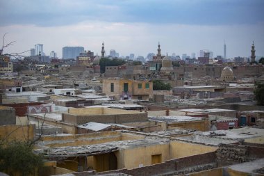 Eski Kahire günbatımında ufuk çizgisi, eski ve Coptic Kairo 'nun köprüden görünüşü, Mısır