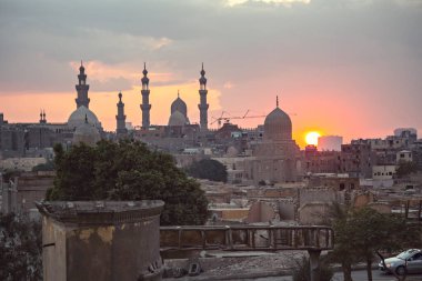 Eski Kahire günbatımında ufuk çizgisi, eski ve Coptic Kairo 'nun köprüden görünüşü, Mısır