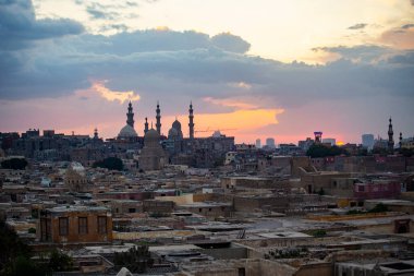 Eski Kahire günbatımında ufuk çizgisi, eski ve Coptic Kairo 'nun köprüden görünüşü, Mısır
