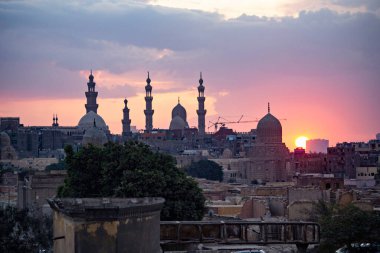 Eski Kahire günbatımında ufuk çizgisi, eski ve Coptic Kairo 'nun köprüden görünüşü, Mısır