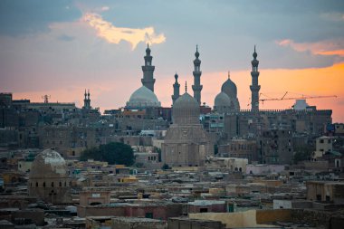 Eski Kahire günbatımında ufuk çizgisi, eski ve Coptic Kairo 'nun köprüden görünüşü, Mısır