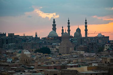 Eski Kahire günbatımında ufuk çizgisi, eski ve Coptic Kairo 'nun köprüden görünüşü, Mısır