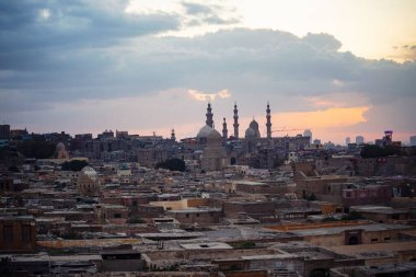 Eski Kahire günbatımında ufuk çizgisi, eski ve Coptic Kairo 'nun köprüden görünüşü, Mısır