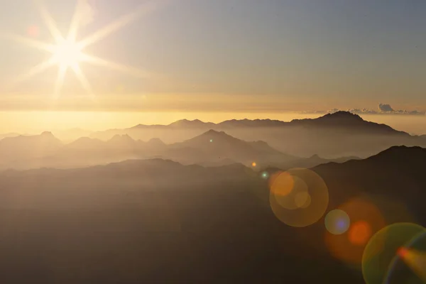 Βουνό Σιλουέτα Στο Ηλιοβασίλεμα Φυσικό Υπόβαθρο — Φωτογραφία Αρχείου