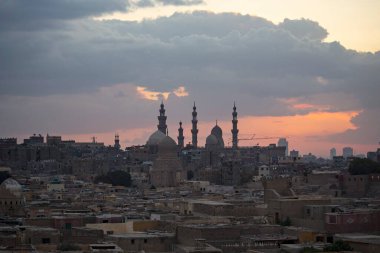Eski Kahire günbatımında ufuk çizgisi, eski ve Coptic Kairo 'nun köprüden görünüşü, Mısır