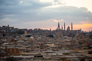 Eski Kahire günbatımında ufuk çizgisi, eski ve Coptic Kairo 'nun köprüden görünüşü, Mısır