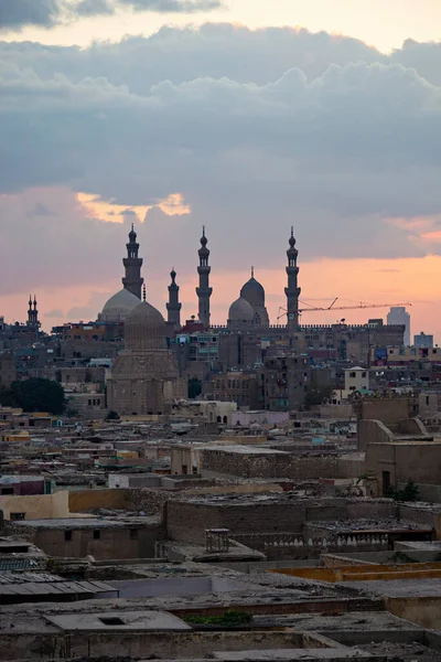 日落时的老开罗天际线 从埃及的桥上俯瞰着老开罗和科普特开罗 — 图库照片