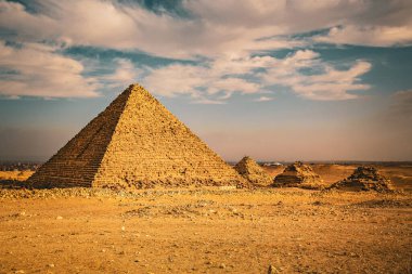Giza Piramitleri, Kahire, Mısır 'da muhteşem gün batımı