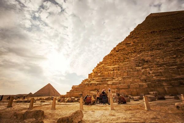 Gran Pirámide Giza Atardecer Camellos Descansando Cerca Pirámide Khafre Giza —  Fotos de Stock