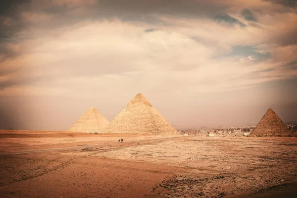 Upea Auringonlasku Gizassa Pyramidit Kairo Egypti — kuvapankkivalokuva