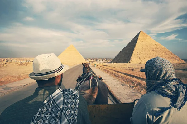 エジプト ギザの大ピラミッドに馬に乗る — ストック写真