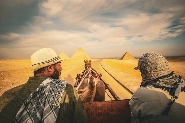 Passeggiata Cavallo Alle Grandi Piramidi Giza Egitto — Foto Stock