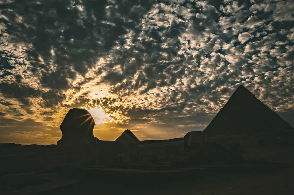 Δραματικό Ηλιοβασίλεμα Στη Σφίγγα Και Την Πυραμίδα Της Αιγύπτου — Φωτογραφία Αρχείου