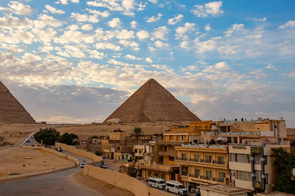Upea Auringonlasku Gizassa Pyramidit Kairo Egypti — kuvapankkivalokuva