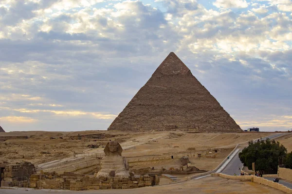 Majestuoso Paisaje Urbano Con Esfinge Pirámide Egipto Arquitectura Antigua — Foto de Stock