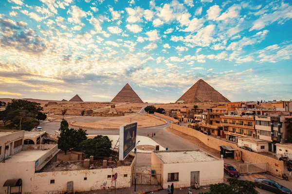 Vista Panorâmica Cidade Com Pirâmides Fundo Egito — Fotografia de Stock