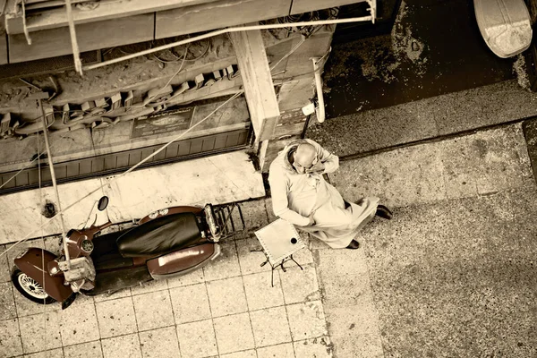 Vista Varanda Centro Cairo Homem Árabe Sentado Rua Tomando Café — Fotografia de Stock