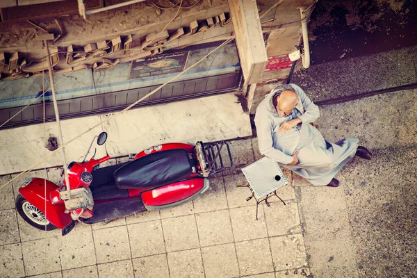 Pohled Balkónu Centru Káhiry Arab Muž Sedí Ulici Kávou Blízkosti — Stock fotografie