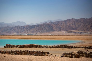 Deniz kıyısında taştan koltuklar