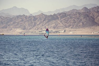Lagoon Dahab bölgesindeki suda rüzgar sörfçüsü, Sina, Mısır