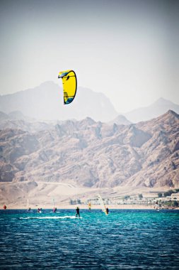 Lagoon Dahab bölgesindeki suda rüzgar sörfçüsü, Sina, Mısır
