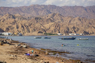 Dahab körfezi, Assala bölgesi, Dahab, Sina, Mısır 'daki deniz kıyıları ve dağlar