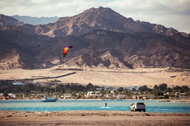 Dahab, Lagona bölgesinde uçurtma sörfçüsü, Mısır