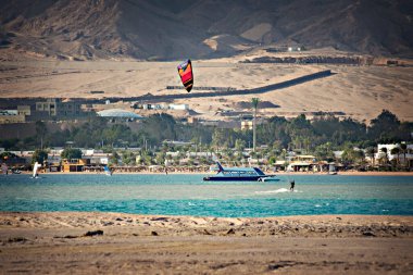 Dahab, Lagona bölgesinde uçurtma sörfçüsü, Mısır