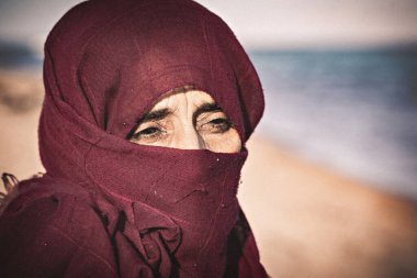 Mısır 'da siyah tesettürlü yaşlı bir Arap kadın. 