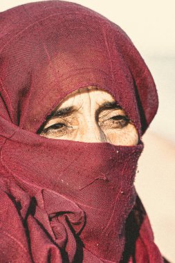 Mısır 'da siyah tesettürlü yaşlı bir Arap kadın. 