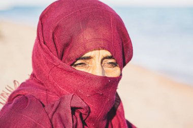 Mısır 'da siyah tesettürlü yaşlı bir Arap kadın. 