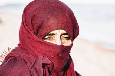 Mısır 'da siyah tesettürlü yaşlı bir Arap kadın. 
