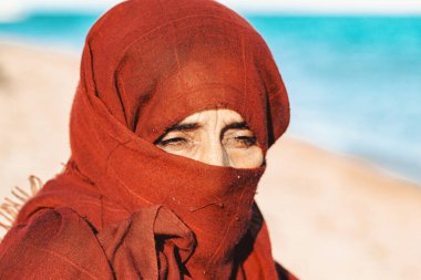Mısır 'da siyah tesettürlü yaşlı bir Arap kadın. 