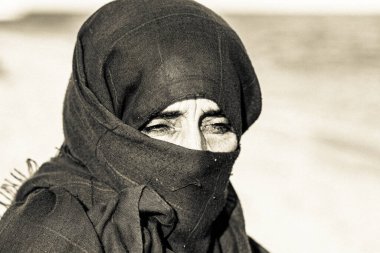 Mısır 'da siyah tesettürlü yaşlı bir Arap kadın. 