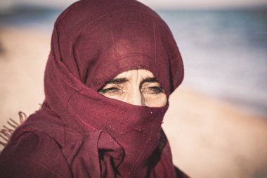 Mısır 'da siyah tesettürlü yaşlı bir Arap kadın. 