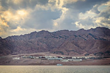Dağlarda bulutlu gün batımı zamanı
